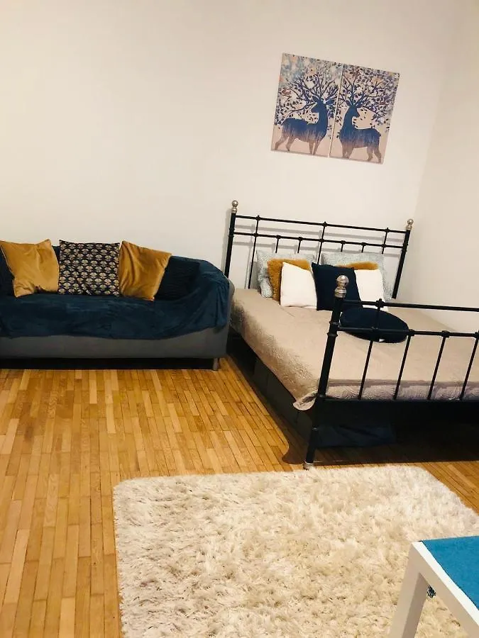 Butterfly Free Parking At Riverside Apartment Budapest